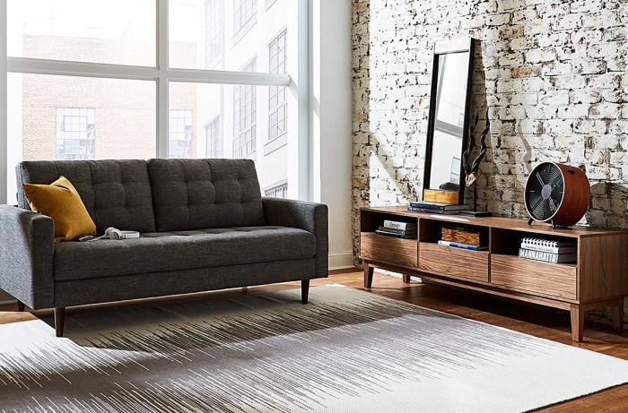 Изчистен дизайн с високи крака и възглавници