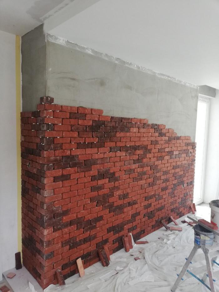 Тухлена стена, ламинат, плочки
