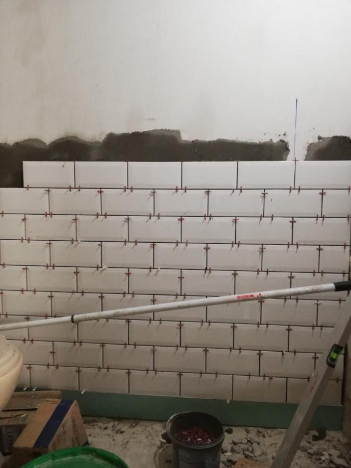 Лепене на плочки на стена на баня