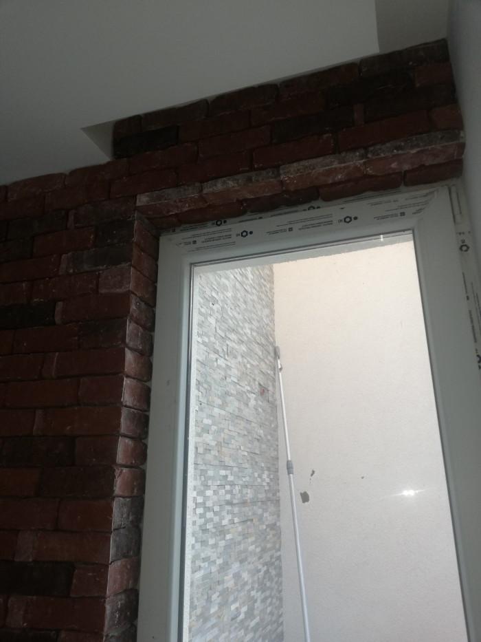 Тухлена стена, ламинат, плочки