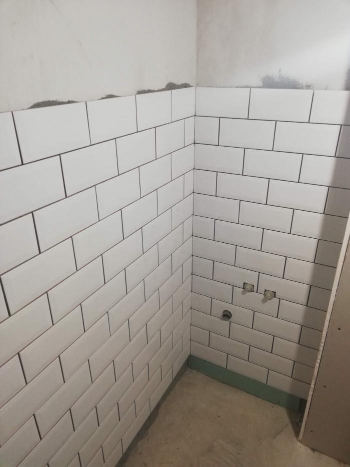 Лепене на плочки на стена на баня