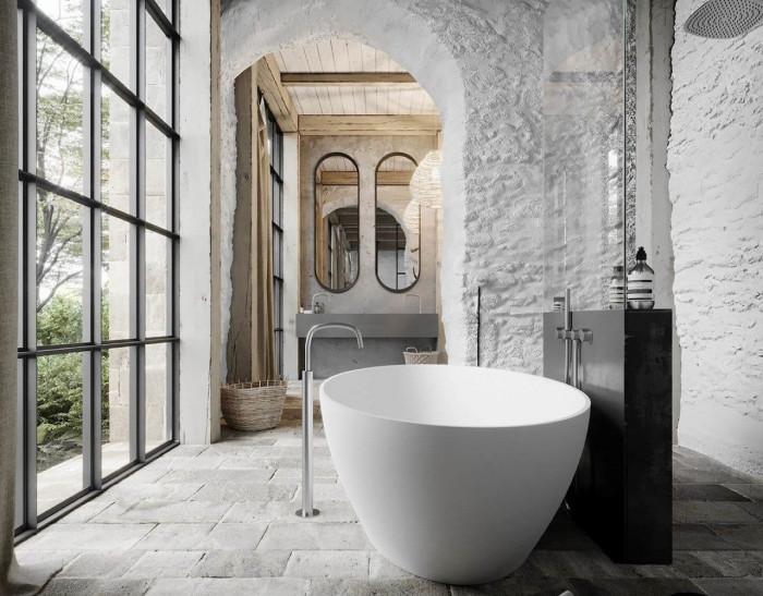 Каменни стени в банята