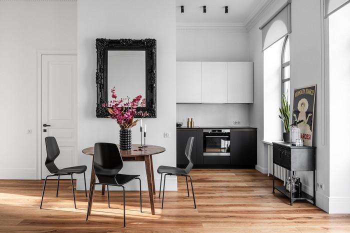 Кухня и трапезария в черно, бяло и златно