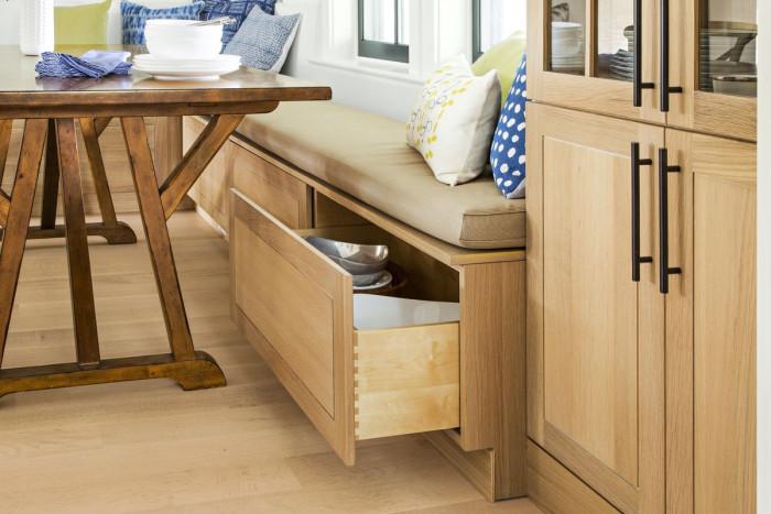 В шкафове под кухненската пейка