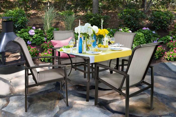 Как да подредим масата за гости красиво