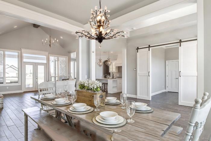 Трапезария с античен полилей