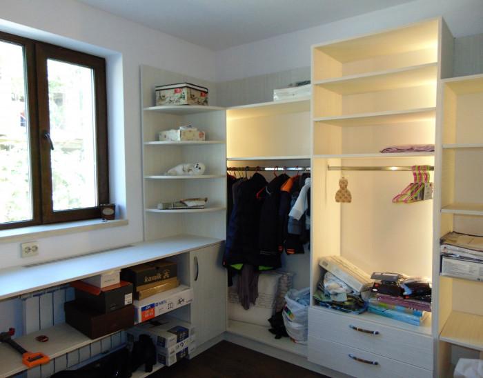 Компактно жилище обзаведено с мебели от Акрилен High Gloss, MDF и много място за съхранение _71