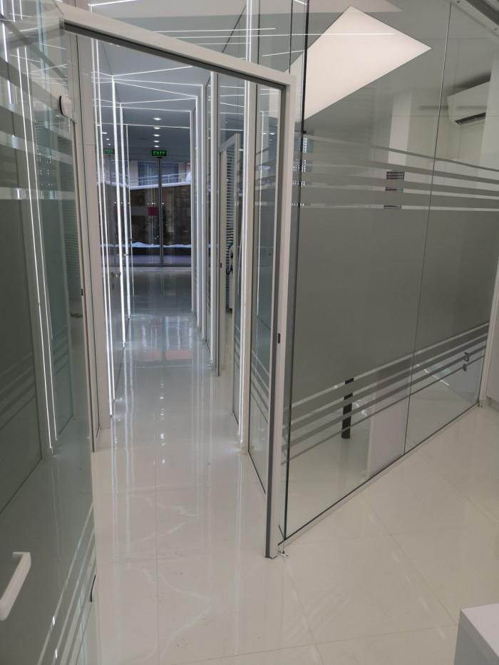 Стъклени преградни стени разделящи помещенията с LED диодно осветление. Клиника за естетична хирургия ANVELI _4