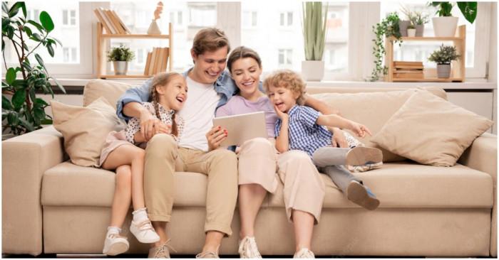 Семейство с две деца в двустаен апартамент. Как да има достатъчно място за всеки?