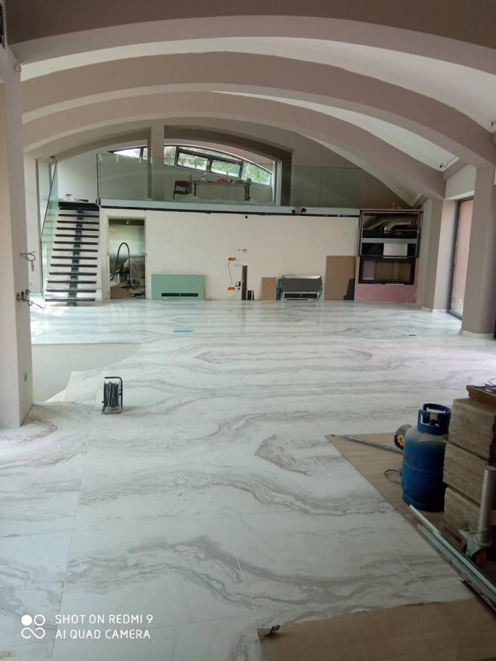 ДНЕВНА С МРАМОРЕН ПОД