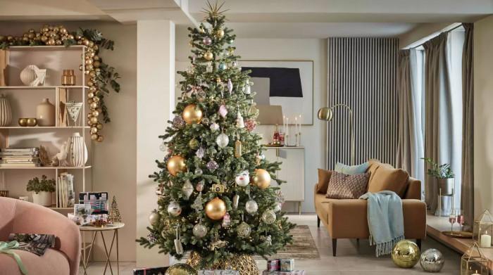 Почистете изкуствената коледна елха