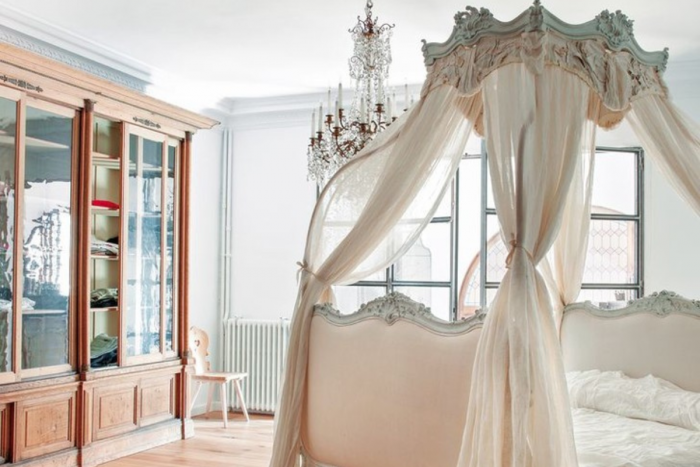 Легло с балдахин