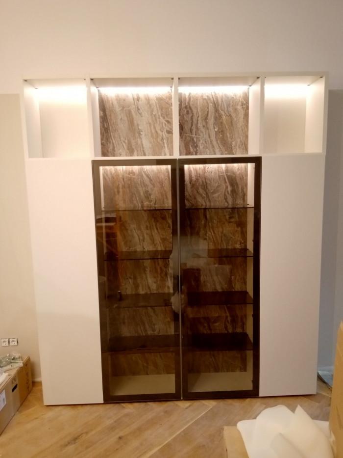 Секция във всекидневна с лед осветление и витрина