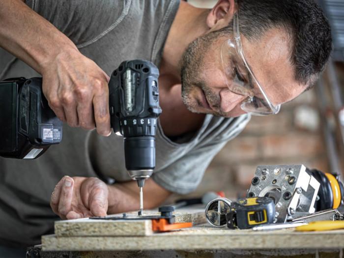 Как да изберем подходящ винтоверт и стойка за бормашина?