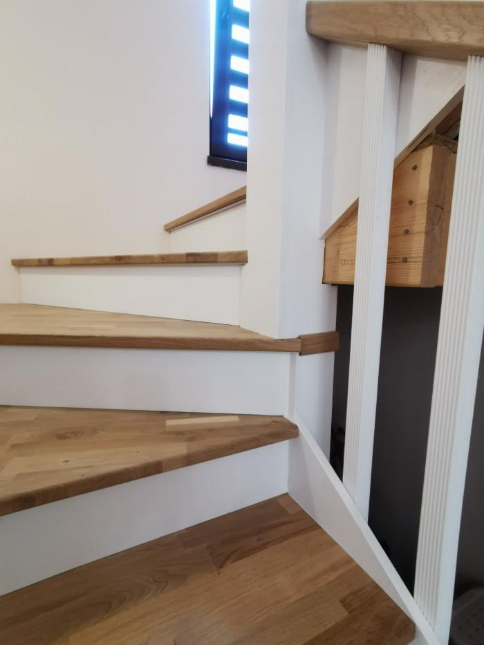 стъпала от дъб с чела от чам и парапет от дъб с балюстри от чам