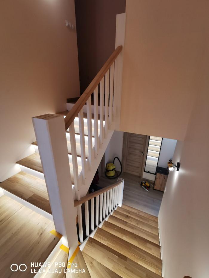 стъпала от дъб с чела от чам и парапет от дъб с балюстри от чам