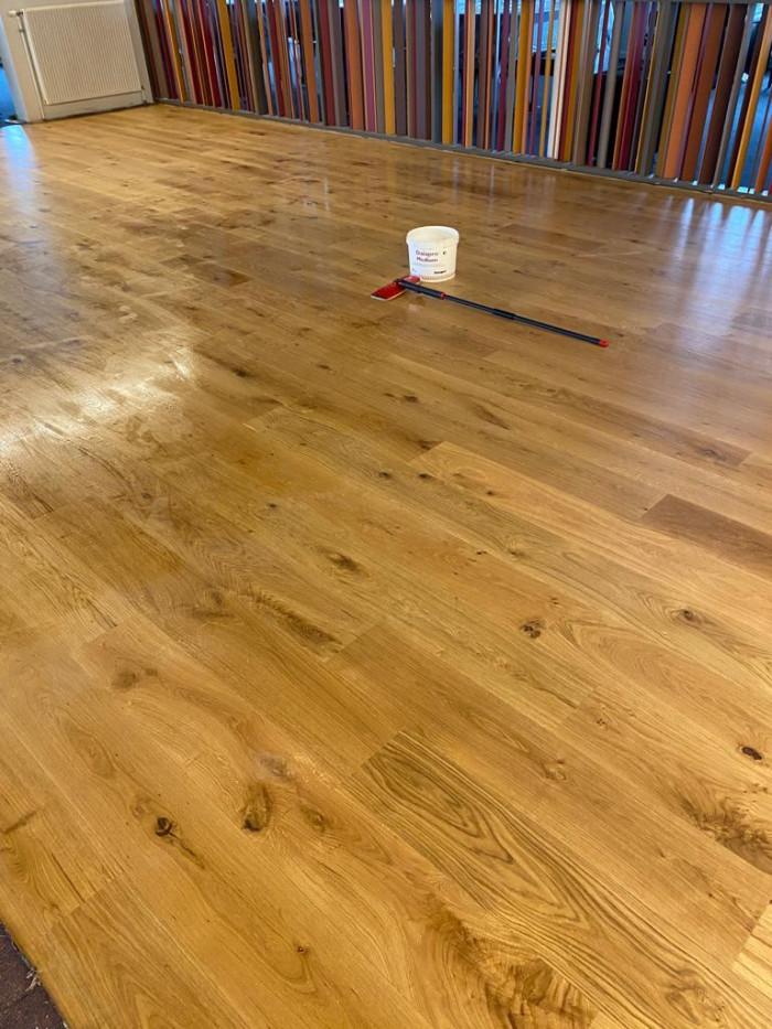 монтаж на паркет , первази , лайсни и омасляване