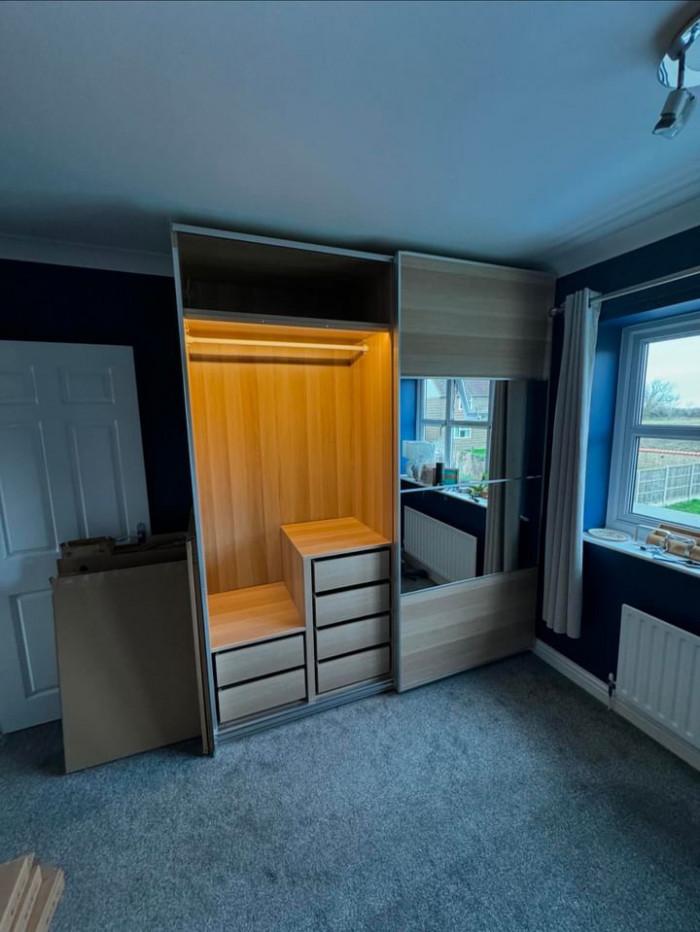 Двукрилен гардероб