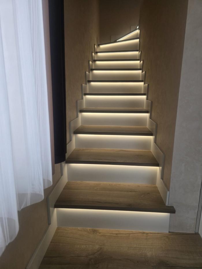 Стълбище със скрито осветление