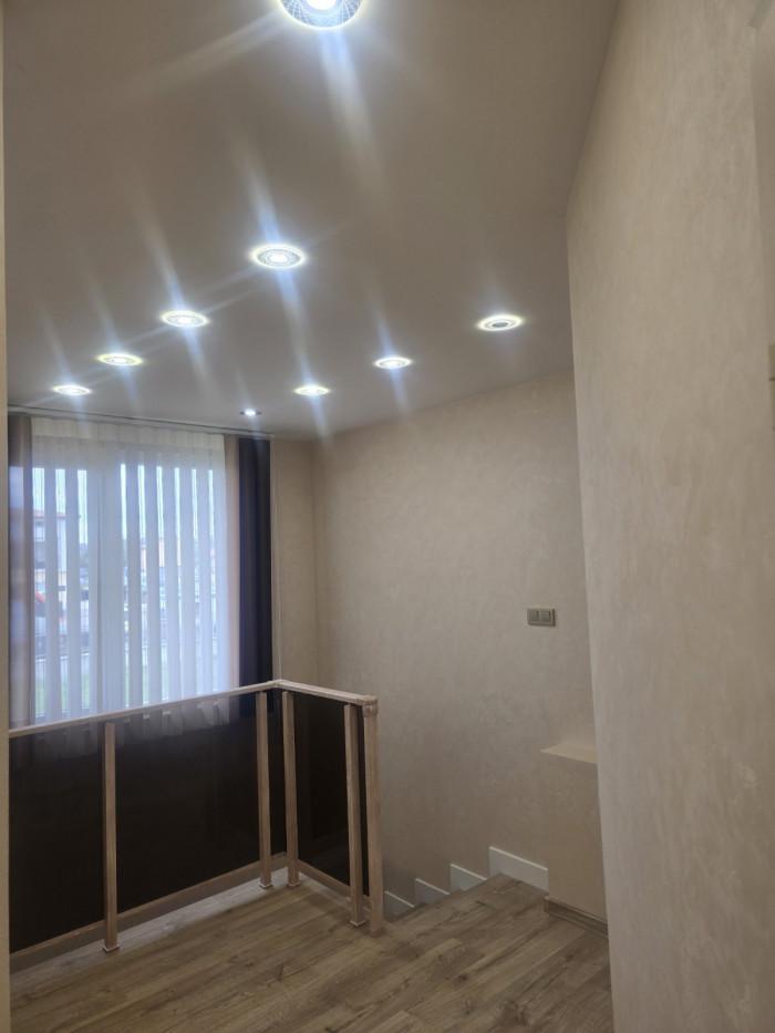 Окачен таван над стълбище