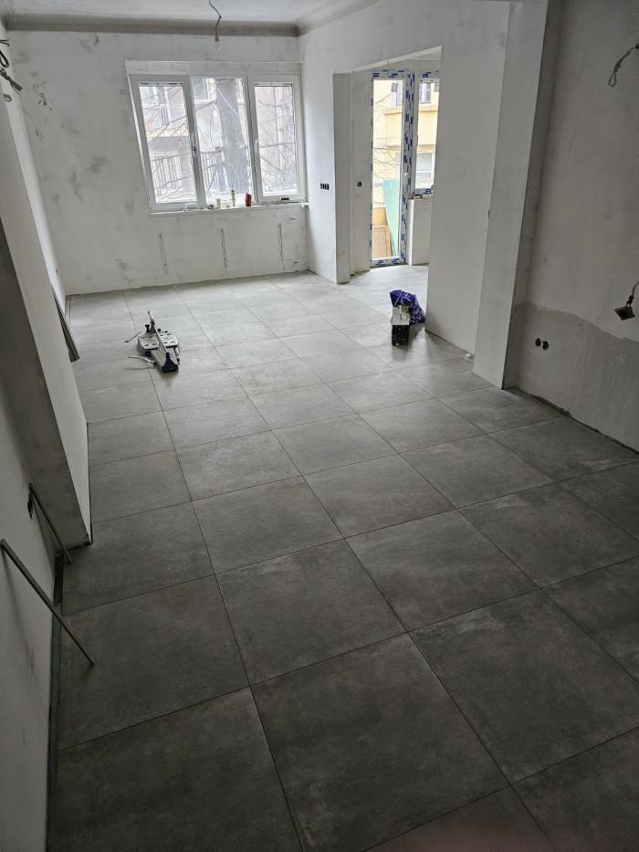 Изграждане, обръщане, шпакловане и лепене на плочки на под