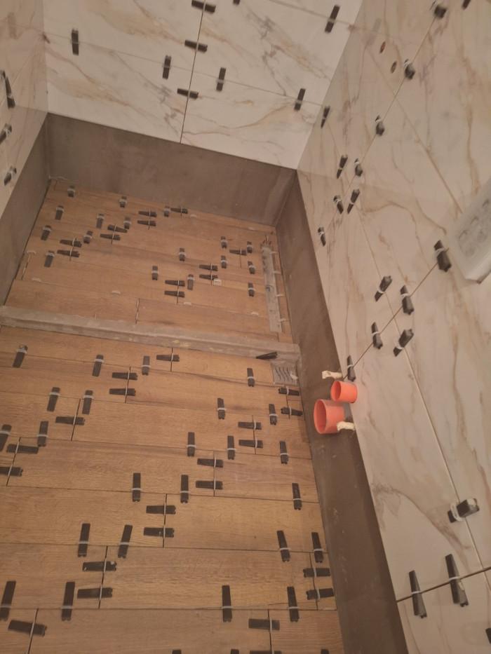 Плочки по под и праг за душ пространство