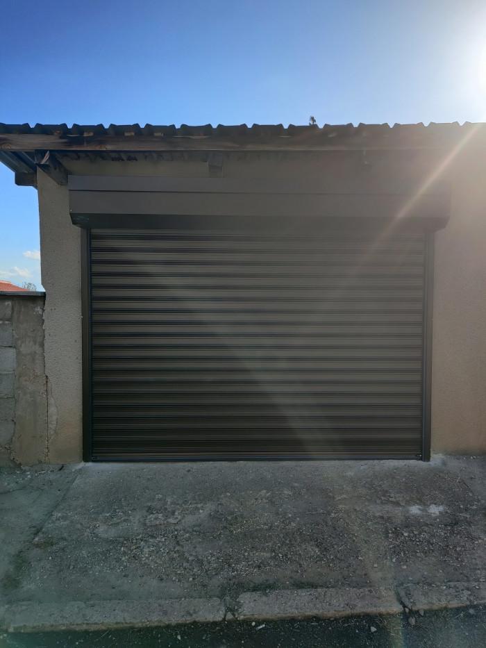 Ролетна врата със стоманени ламели