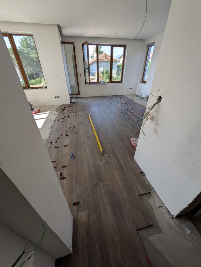 Лепене на плочки в дневна и коридор