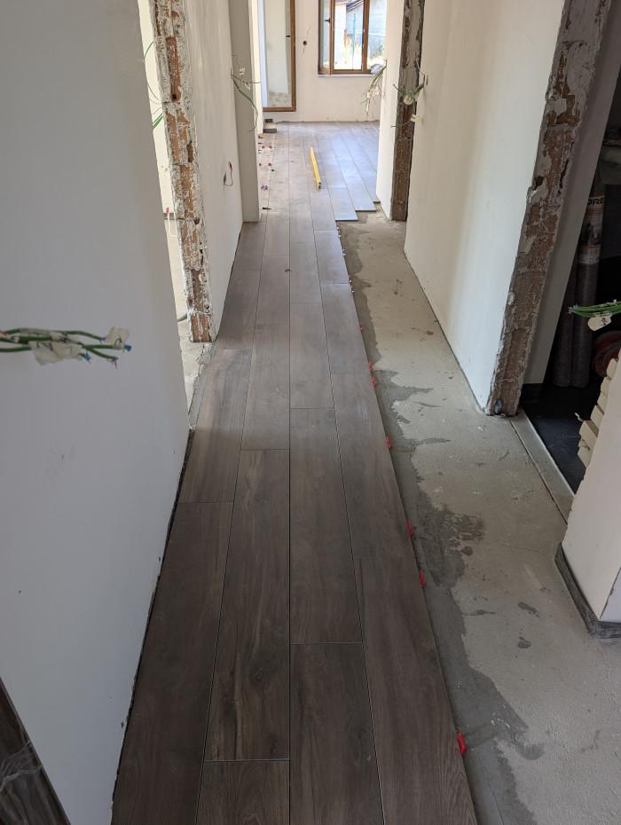 Лепене на плочки в коридор