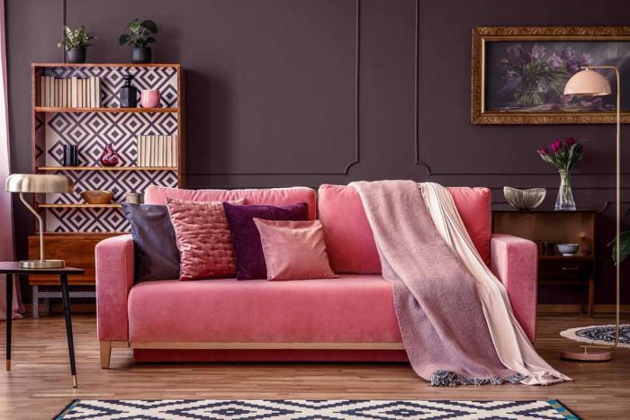 Бижутени и топли наситени цветове – смелост и интимност