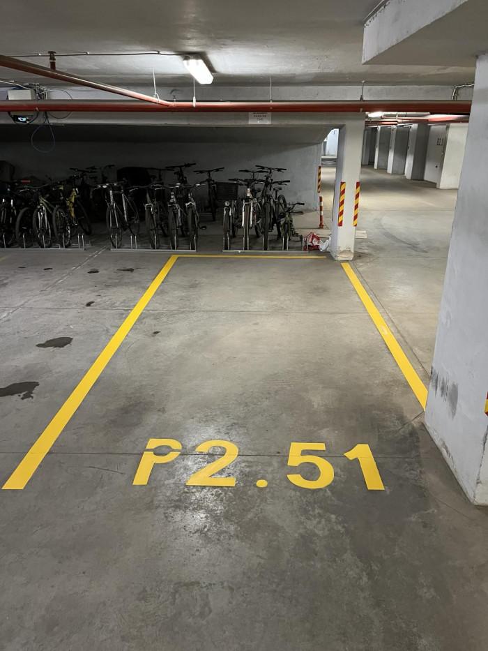 Паркомясто - след