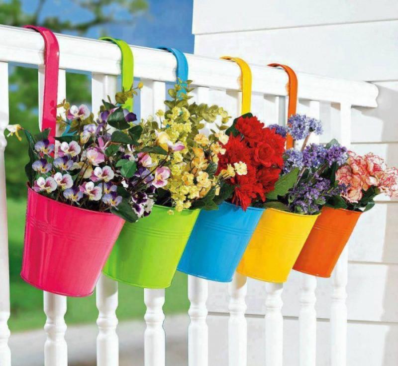Как да украсите дома си с висящи саксии с цветя