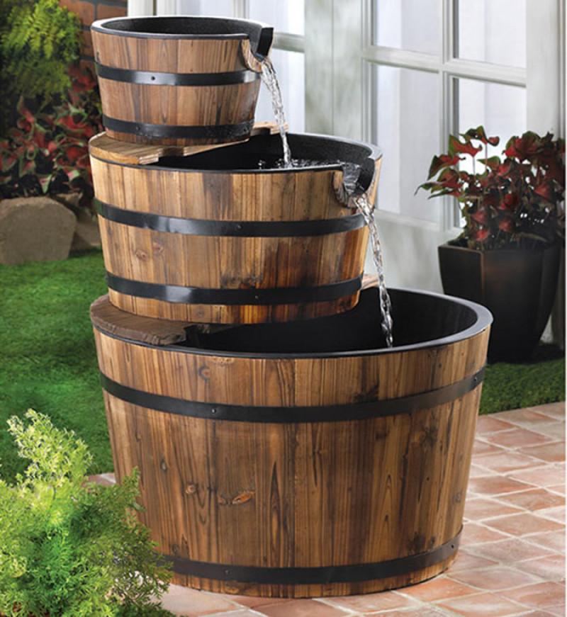 Очаровайте гостите си с фонтан от стари дървени бъчви