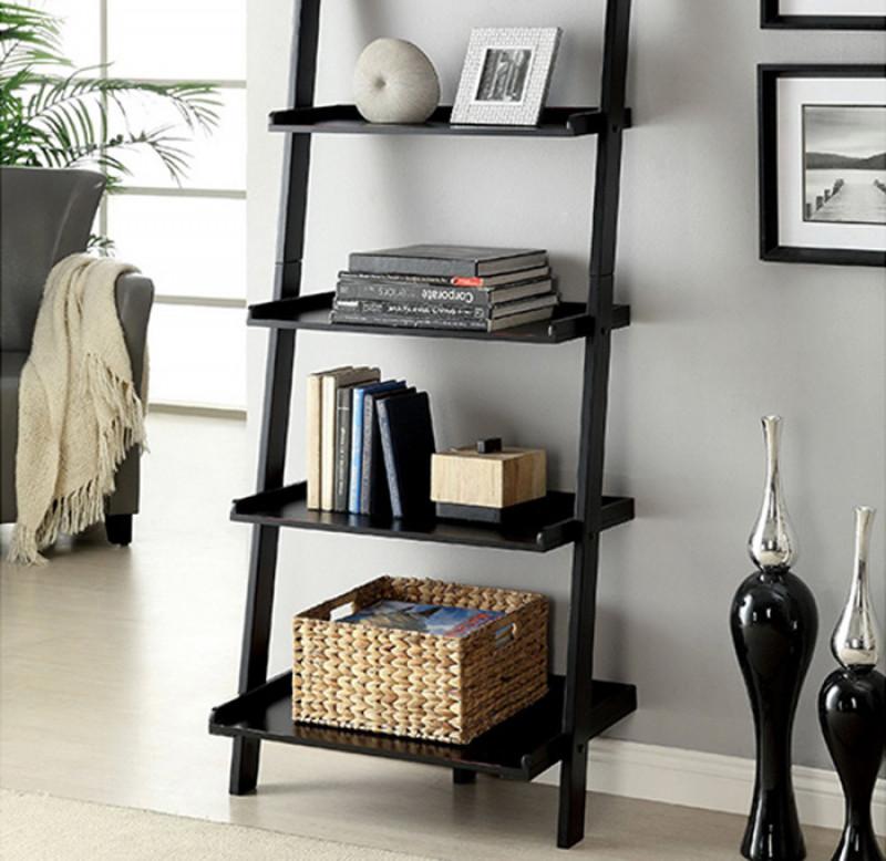 Подредете книгите си върху стара стълба