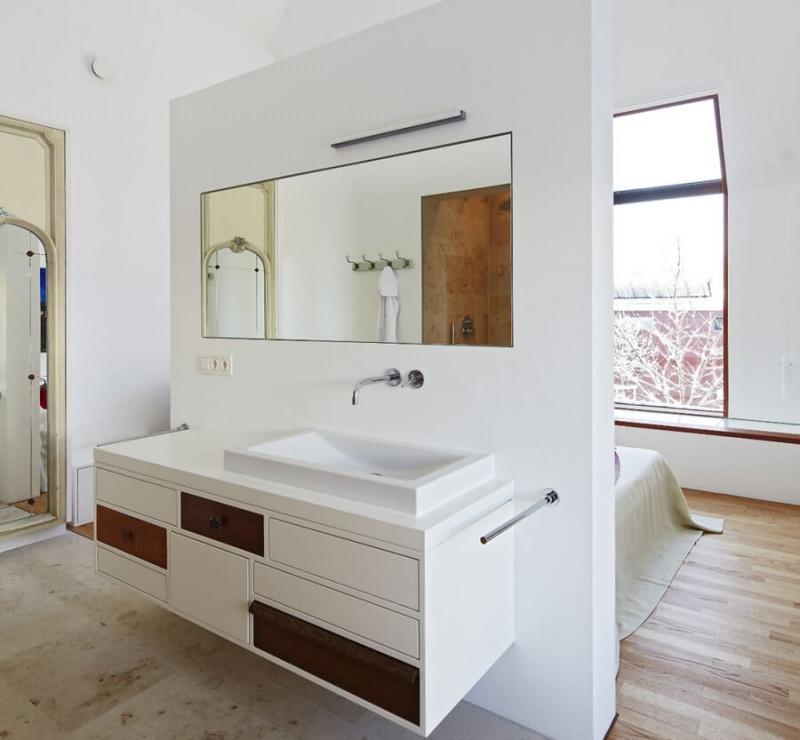 Баня, буквално залепена за леглото