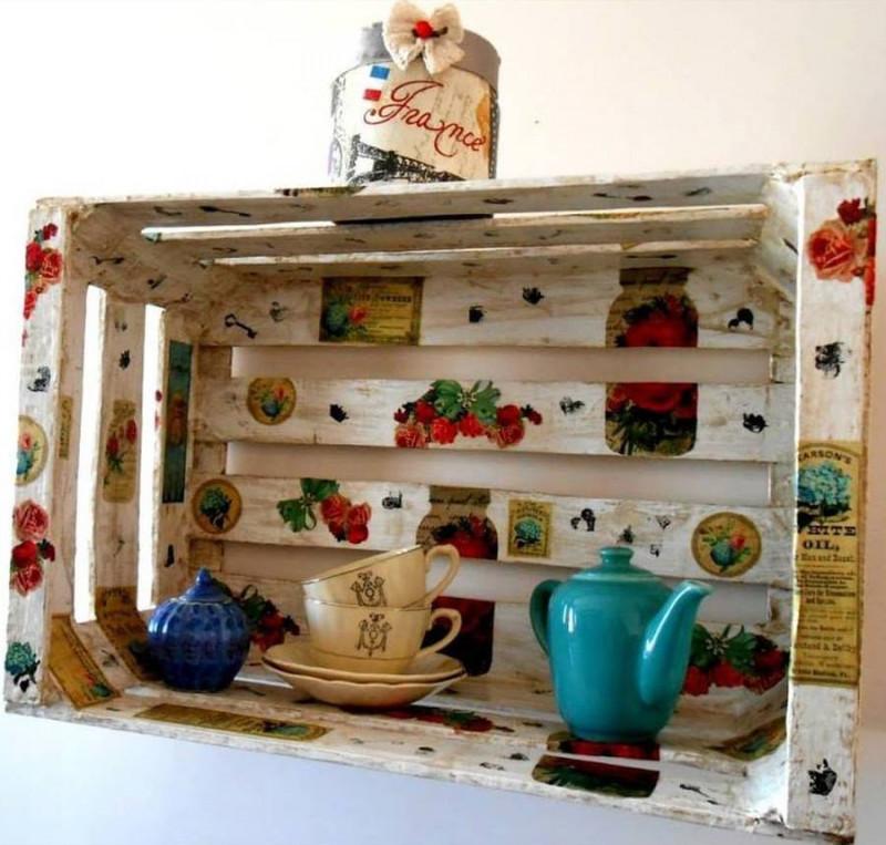 Преобразете старите щайги за плодове с техниката декупаж