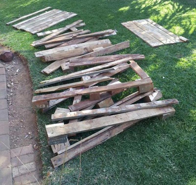 1. Разглобете старите палети, за да направите от тях дъски