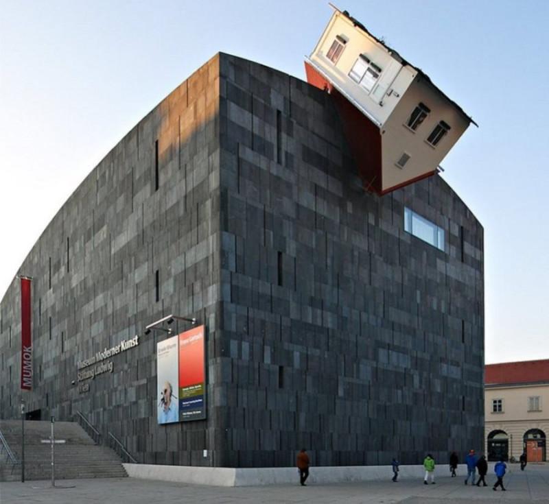 "House Attack" на Ервин Вурм (Виена, Австрия)