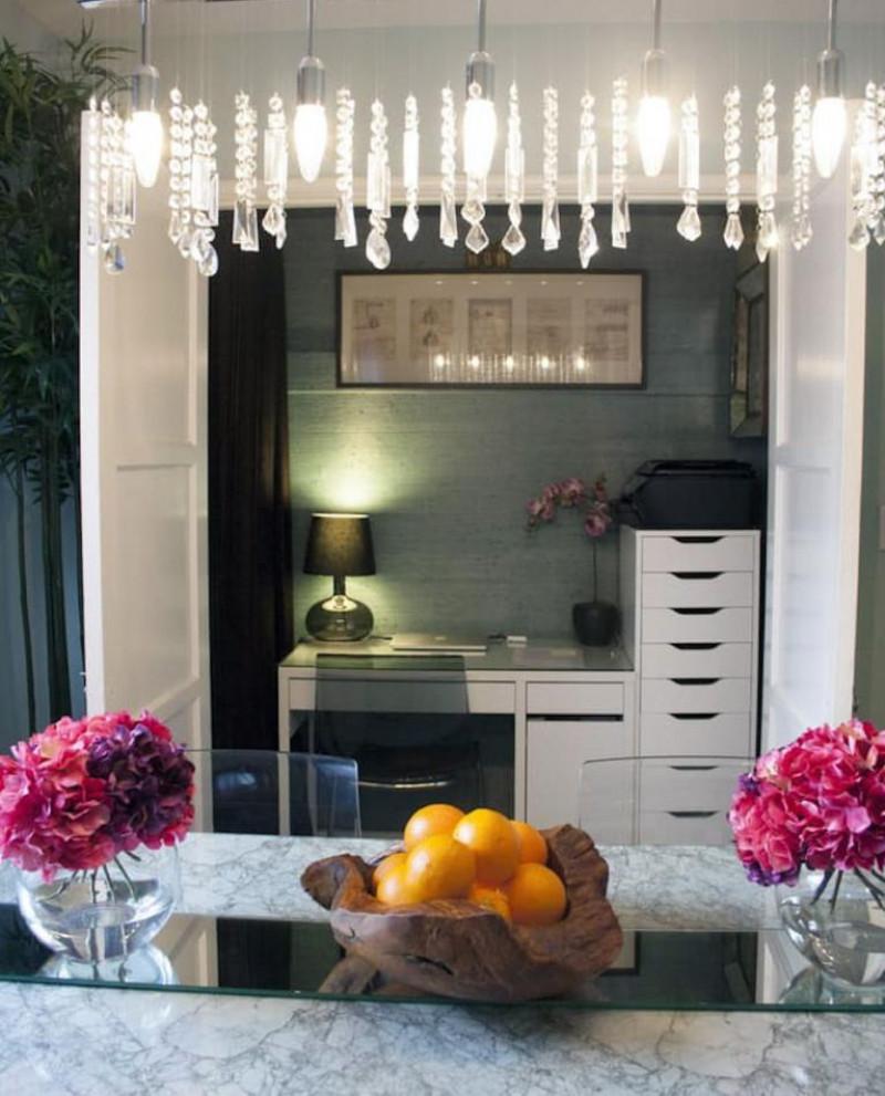 Учудващо, тук намира място и едно малко работно бюро