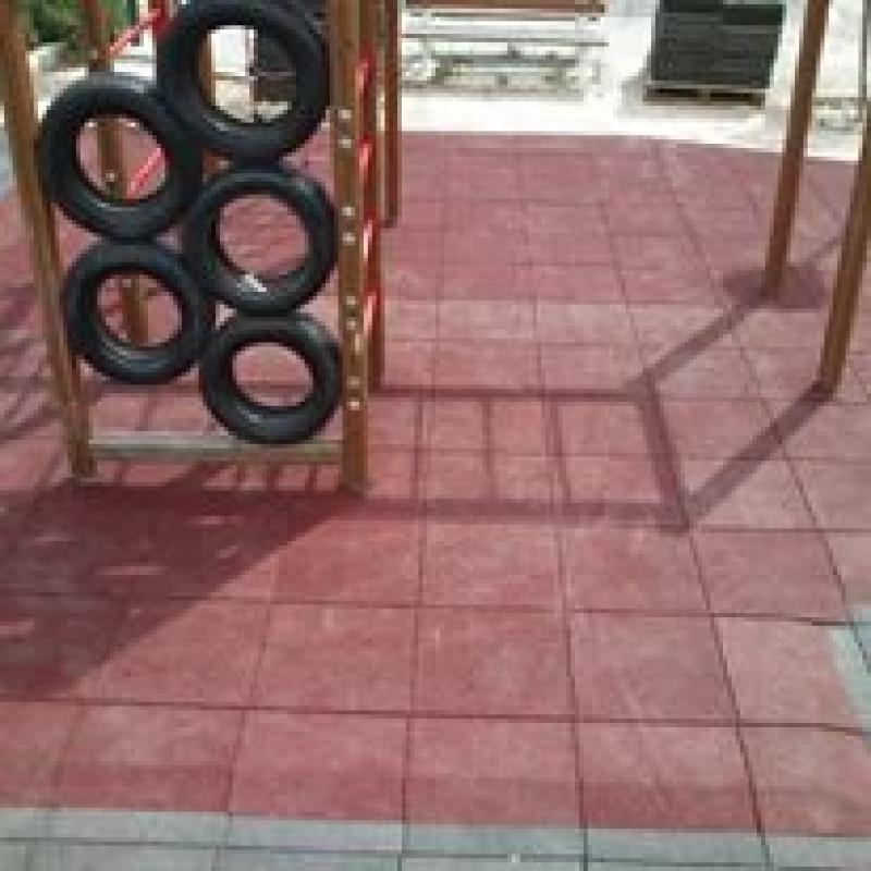 ударопоглъщаща настилка за детски площадки и фитнес на открито