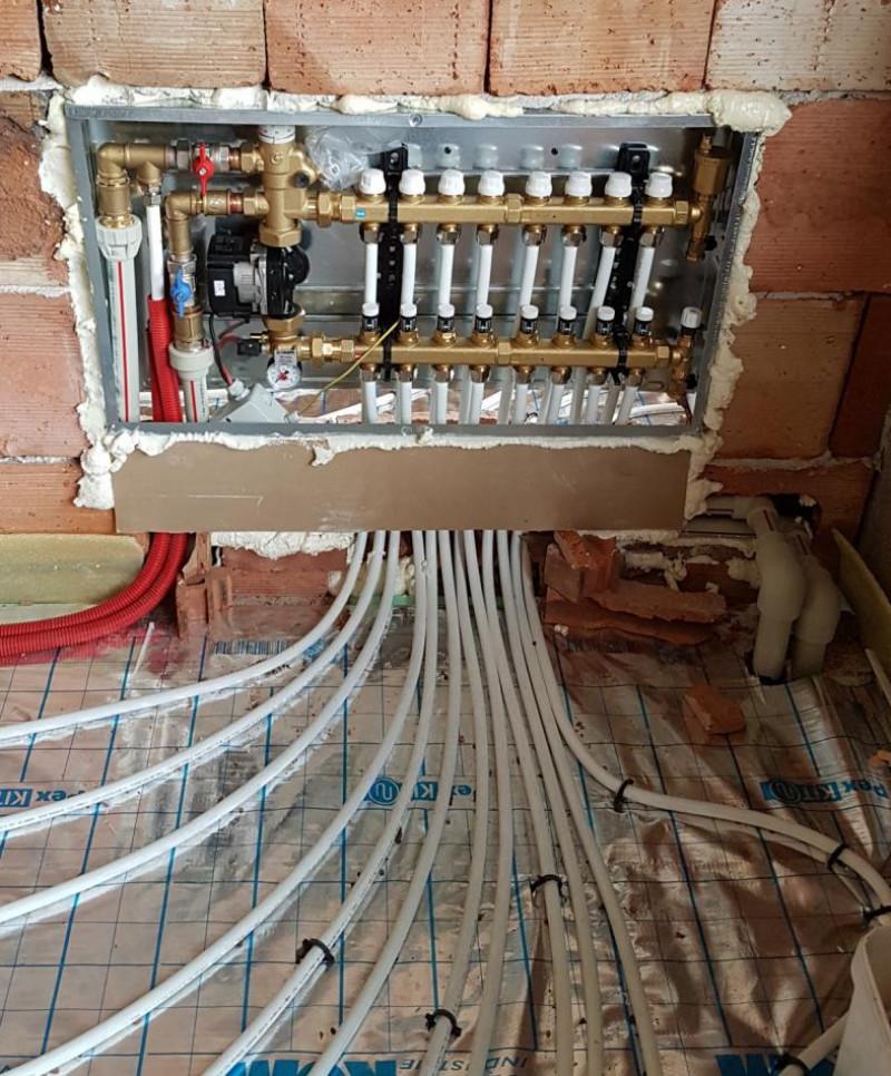 Монтаж на колекторна кутия за подово отопление.