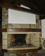 Камина с вградена тухлена пещ.