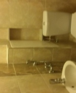 Тоалетна с изградени допълнително рафтчета