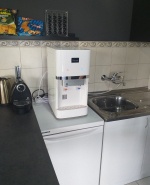 Диспенсър за топла, студена вода с вградени филтри.