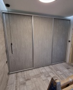 Гардероб с плъзгащи се врати.
