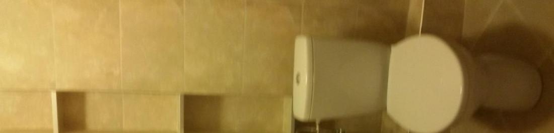 Тоалетна с изградени допълнително рафтчета