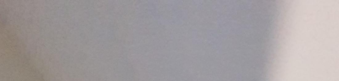 В трегер близо до тавана на ъгъл с прозорец.