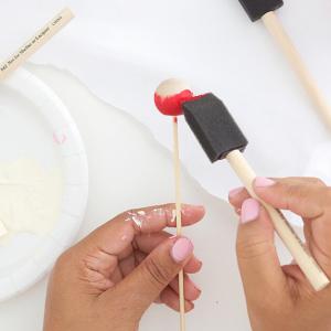 Стъпка 2: Превърнете дървеното топче в черешка за тортата