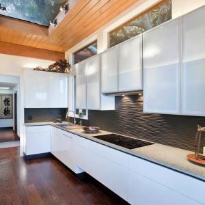 Газов или керамичен котлон при кухненски гръб от стъкло?