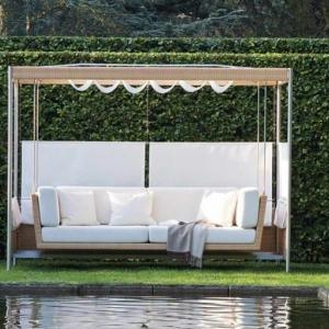 Градински люлки тип павилион ще освежат големия двор